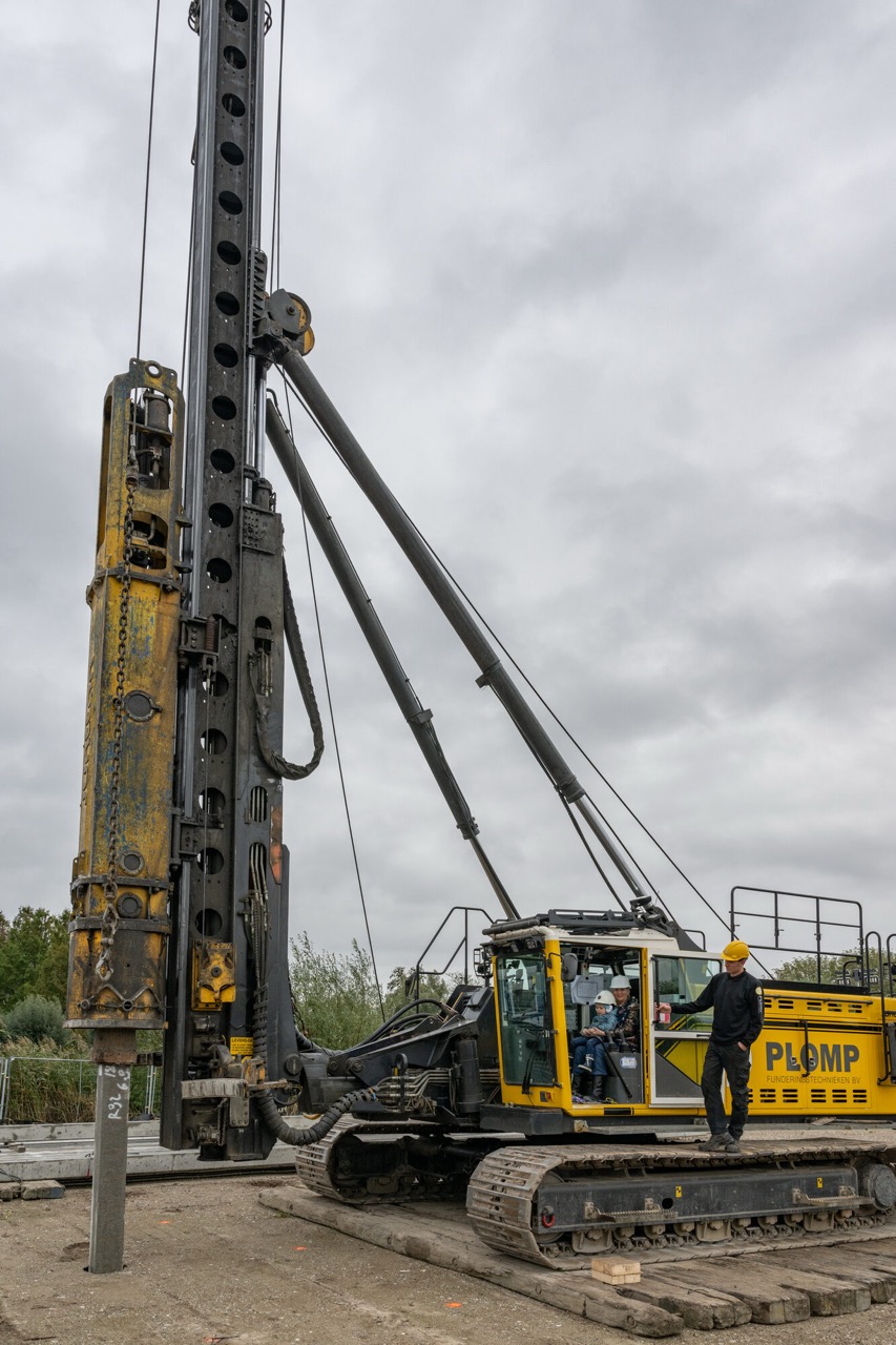 De eerste paal wordt in de grond geheid in Hof van Waelsicht