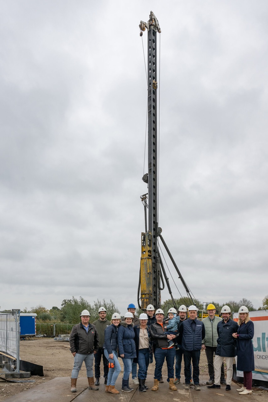 De eerste paal wordt in de grond geheid in Hof van Waelsicht